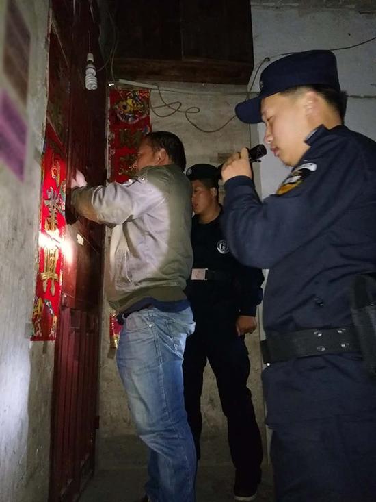 锦州粗心妈妈误将幼女锁家中 民警全城寻开锁师傅开门